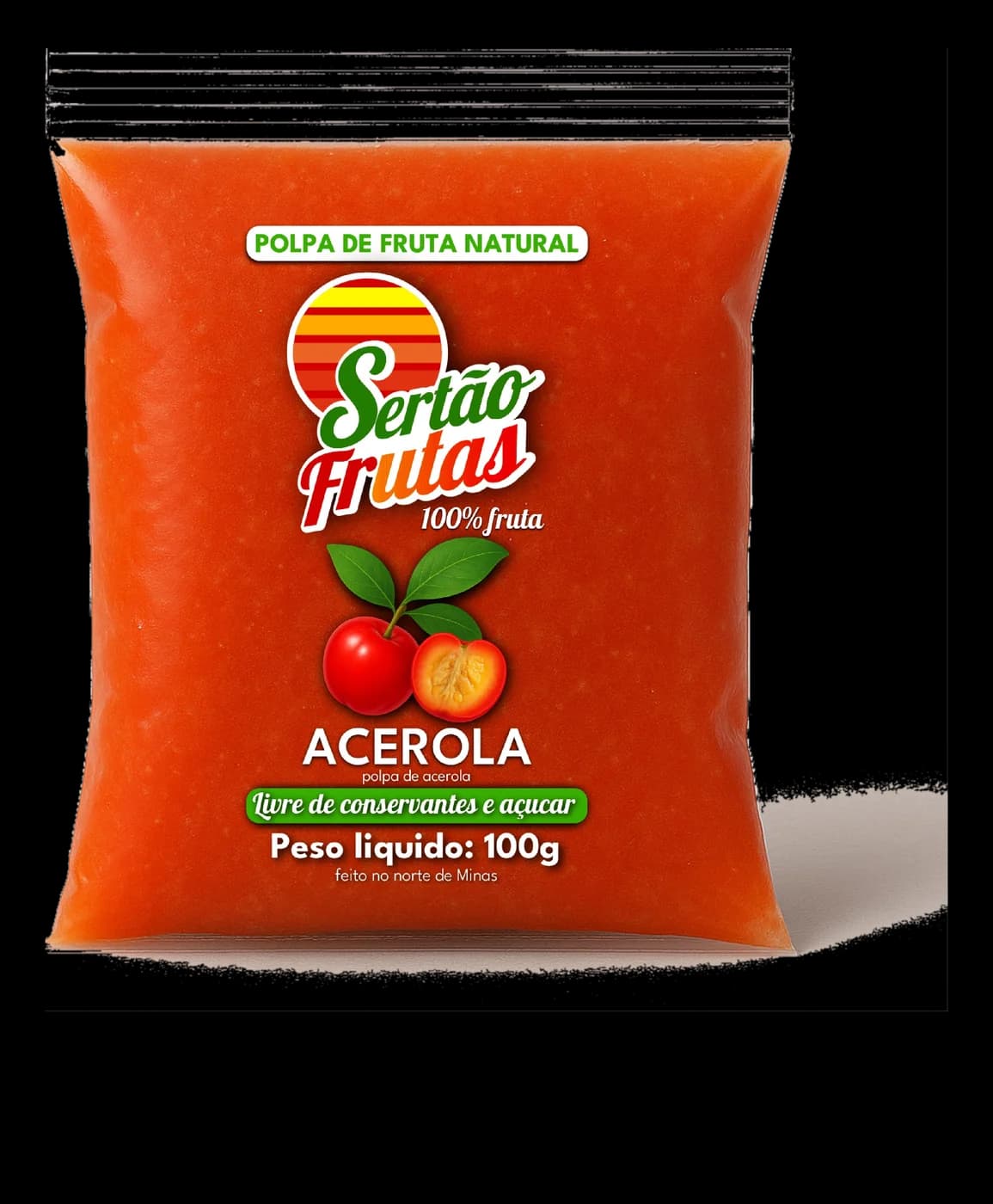 Embalagem de polpa de Acerola Sertão Frutas, ao lado de acerolas frescas